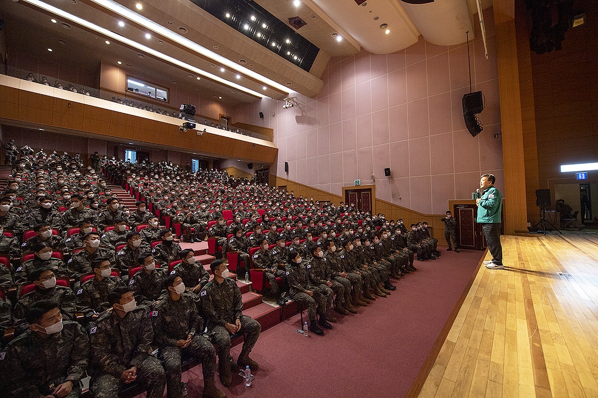 육군 3사관학교를 나와 장군반열에 오른 남한권 울릉군수가  군수가 아닌 군 선배로 3사관학교 3학년 생도를  대상으로  안보교육을 하고 있다(울릉군 제공)