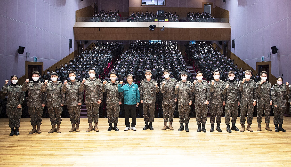 육군 3사관학교를 나와 장군반열에 오른 남한권 울릉군수가 군수가 아닌 군 선배로 3사관학교 3학년 생도를 대상으로 안보교육마친후  기념사진을 찍고 있다(울릉군 제공)