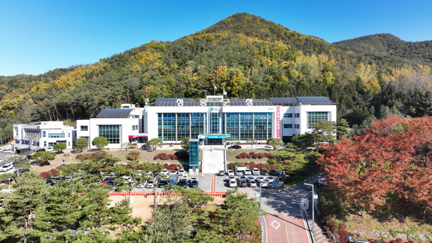 청송군청사 전경.[청송군 제공]