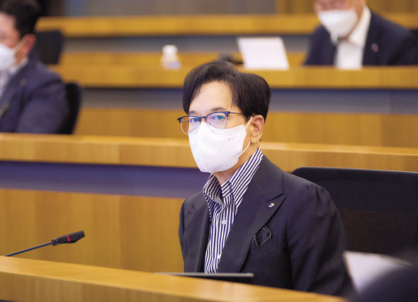 이재현 CJ그룹 회장이 10월 서울 중구 CJ인재원에서 열린 ‘CEO미팅’에 참석, 그룹 경영진과 함께 2023~2025 중기전략 수립 방향성을 논의하고 있다. [CJ그룹 제공]