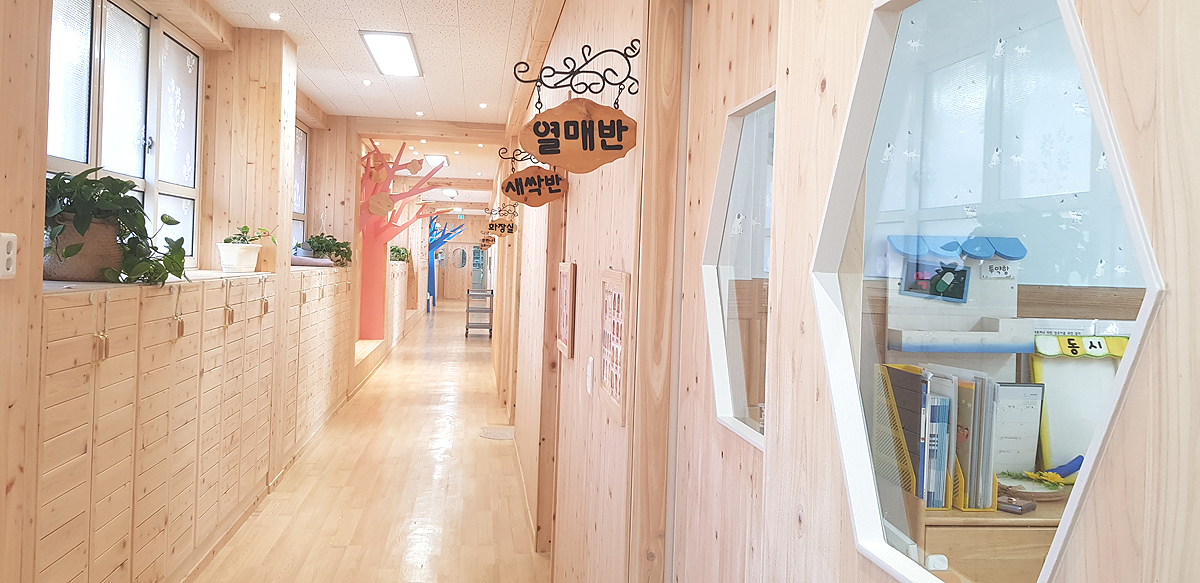 영주시가 산림청 공모사업인 ‘어린이 이용시설 목조화사업’에 선정돼 어린이 집에 사업비 1억원을 투입,  국산 목재(편백나무)로 리모델링해 쾌적하고 건강한 교육·휴식공간으로 재탄생시켰다. (영주시제공)