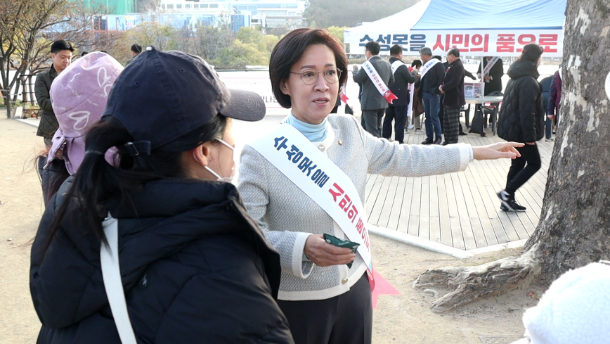 국민의힘 대구 수성구을 당원협의회는 26일 수성못에서 '수성못 소유권 반환 대구시민 서명운동'을 벌였다.[이인선 의원실 제공]