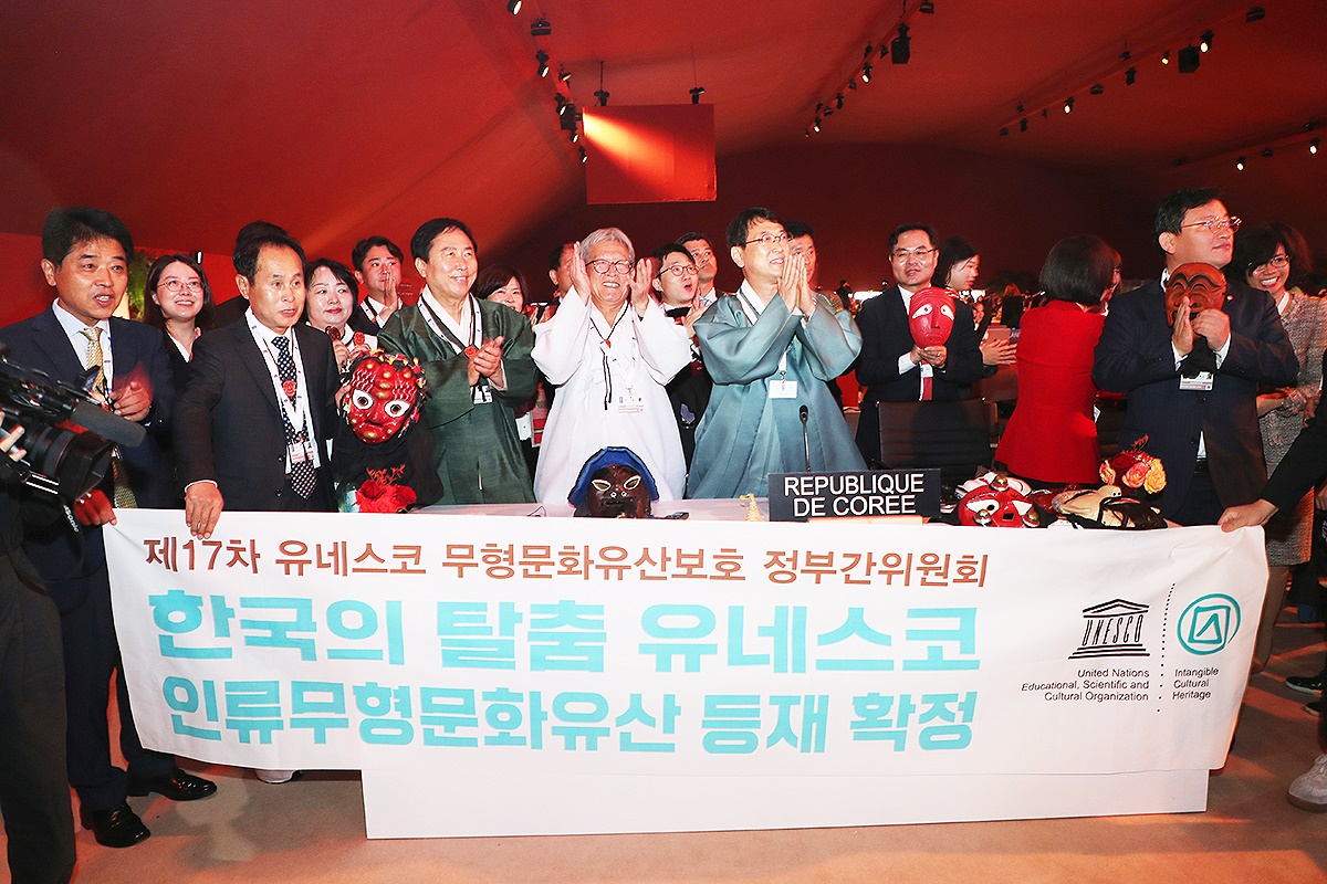 지난달 30일 모로코 라바트에서 열린 ‘제17차 유네스코 무형문화유산보호협약 정부간위원회’에서 한국의 탈춤이 인류무형문화유산으로 등재되자 권기창시장등 안동시 관계자들이 기뻐하며 한호 하고 있다. (안동시 제공)