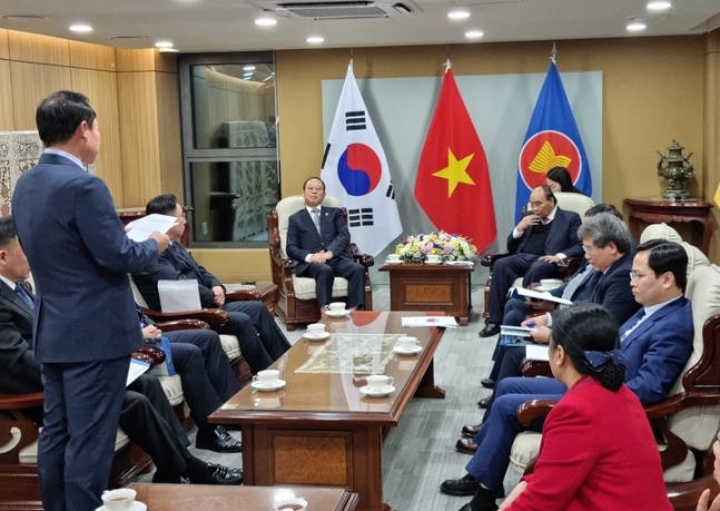 박현국 봉화군수가 4일 베트남 대사관에서 국빈 방한 중인 응우옌 쑤언 푹 베트남 국가주석을 접견하고있다(봉화군 제공)