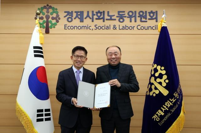 지난 5일 최병욱 국토교통부노동조합 위원장(오른쪽)이 대통령소속 경제사회노동위원회 자문위원에 위촉돼 기념사진을 찍고 있다. (국토교통부노동조합제공)