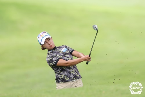 1라운드 도중 아이언 샷을 날리고 있는 정윤지. [사진=KLPGA]