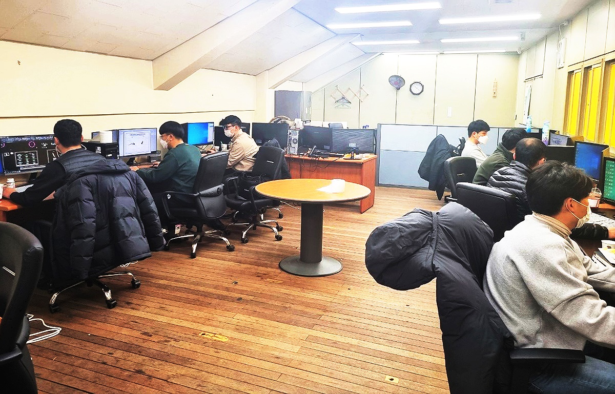 영주시 시설직 공무원들이 시민운동장 내 마련된 합동설계사무실에서 낸년도 읍면동 소규모 주민숙원사업 ‘합동설계"를 하고 있다(영주시 제공)