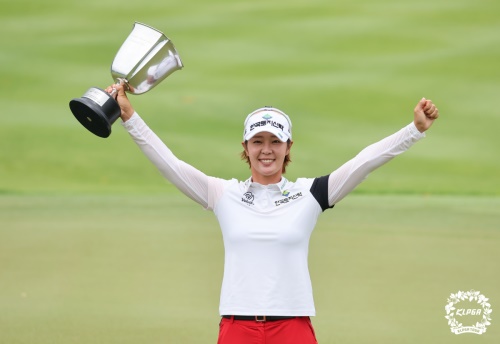 박지영이 우승 트로피를 들고 활짝 웃고 있다. [사진=KLPGA]