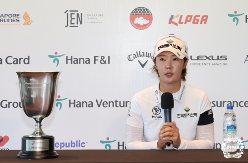 우승 인터뷰 중인 박지영. [사진=KLPGA]