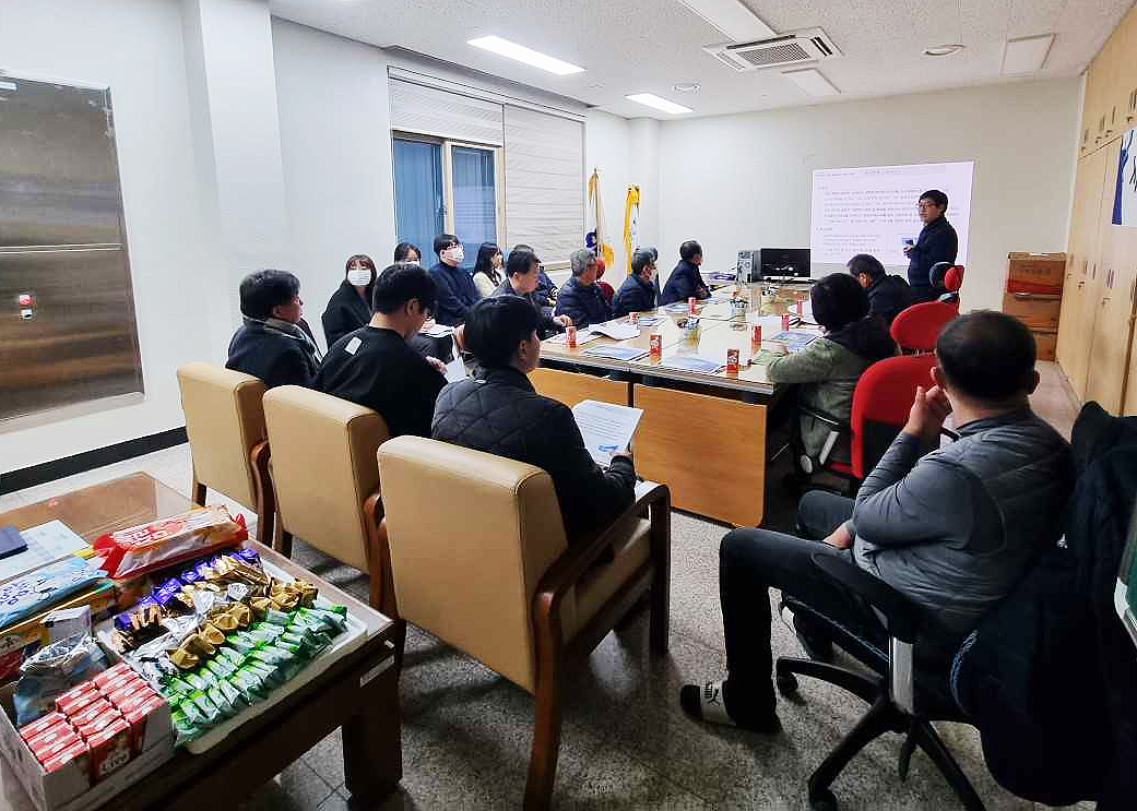 울릉군이  사동마을 취약지역 생활여건 개조사업에 따른  마을 주민 주민역량강화 교육을 하고 있다(울릉군 제공)