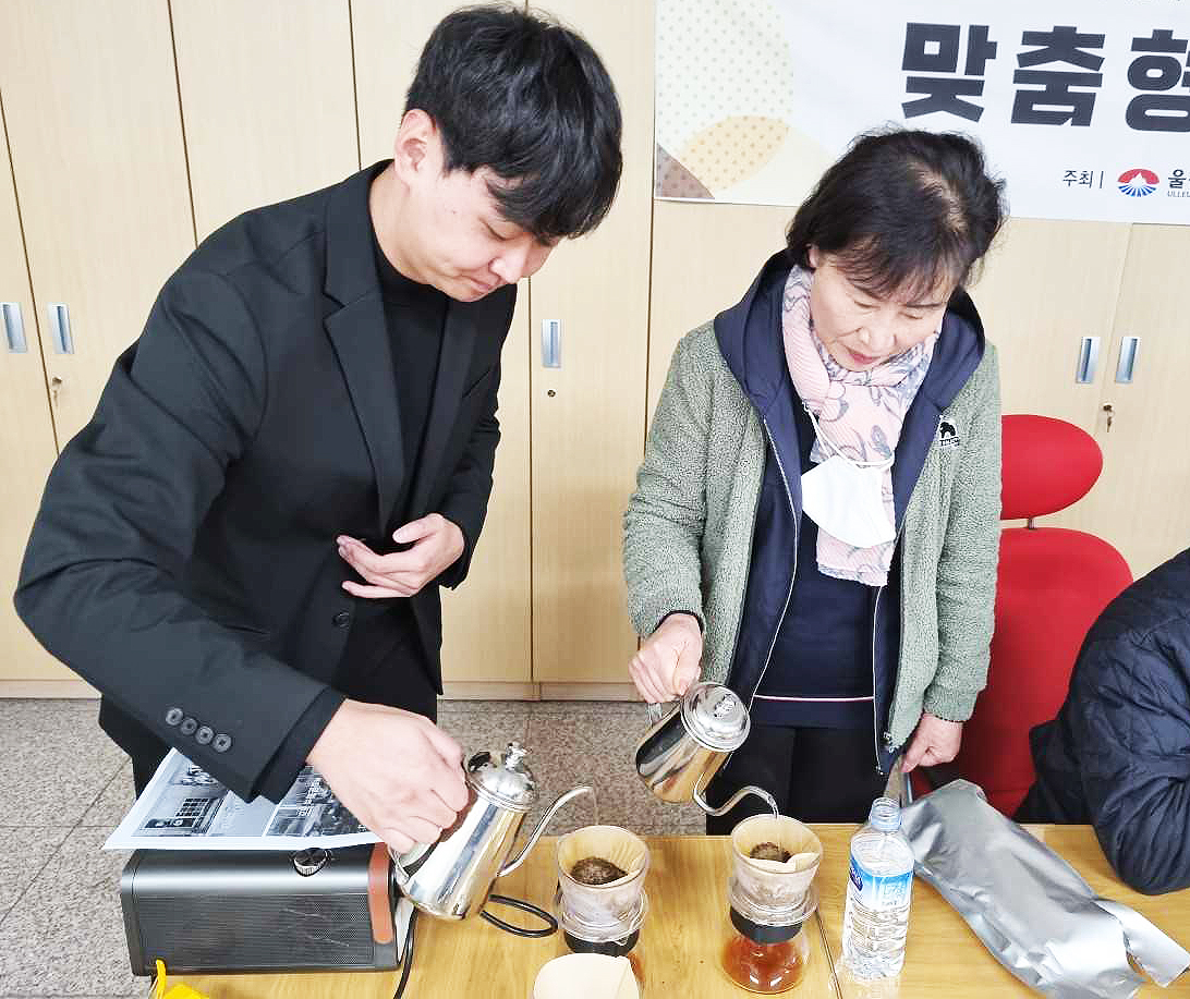 울릉읍 사동 마을 주민들이 마을카페 운영을 위한 커피 실습 및 시음 체험을 하고 있다(울릉군 제공)