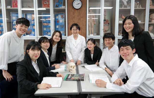 영진전문대 보건의료행정과 학생들이 기초의학실습실에서 이영옥 학과장(가운데)과 포즈를 취하고 있다.[영진전문대 제공]