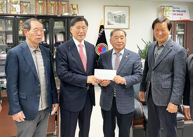 강보영(왼쪽에서 두번째) 안동의료재단 회장이 안동시노인회를 방문해 김동량 지회장에게 성금 1000만 원을 전달하고 있다(안동병원 제공)
