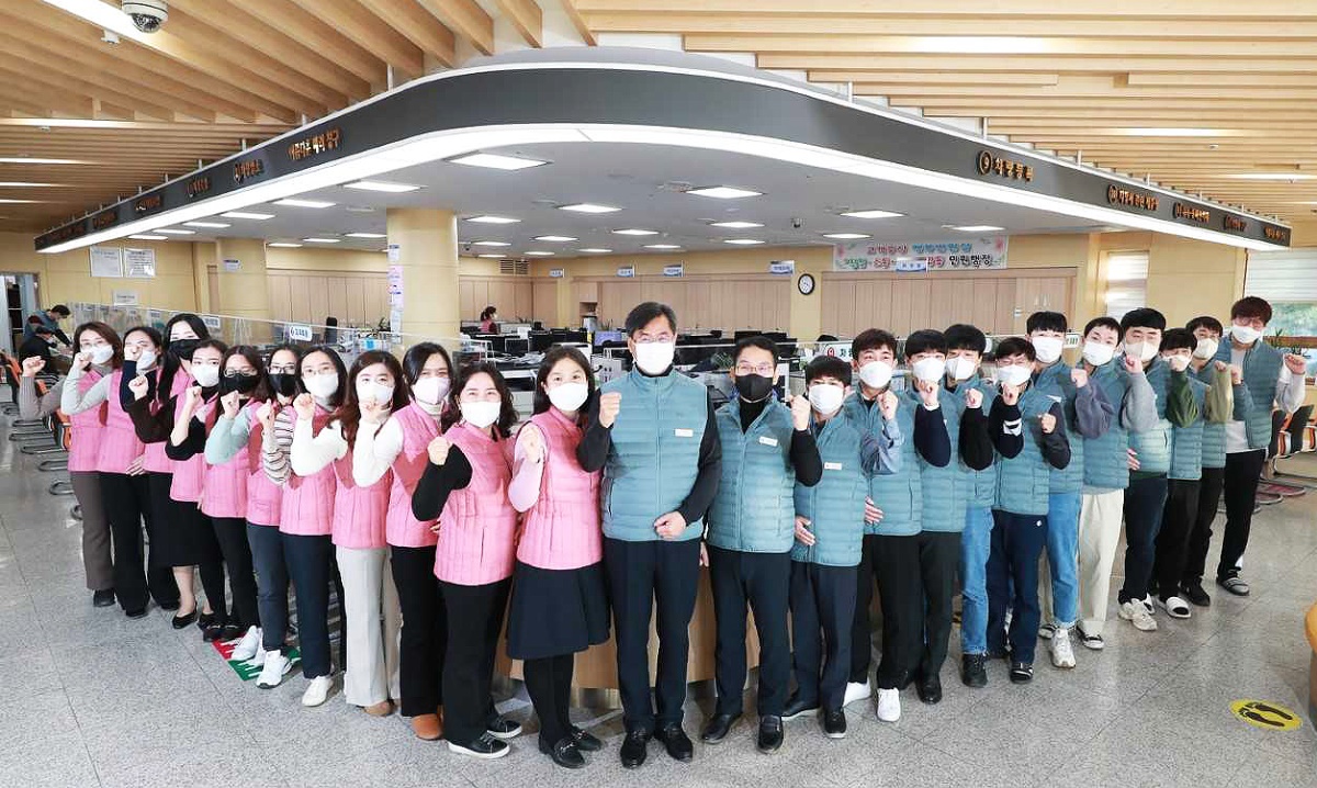 예천군 종합민원실 직원들이 산뜻한 새 민원복을 착용하고 친절한 모습으로 민원인을 맞이하고 있어 호응을 얻고 있다(예천군 제공)