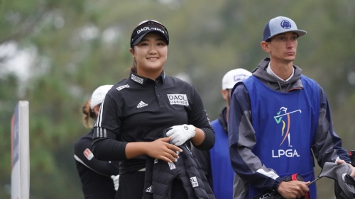 최종 8라운드 도중 미소를 짓고 있는 유해란. [사진=LPGA]