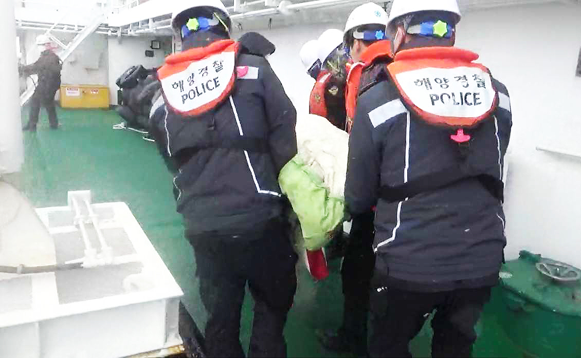 1500t급 동해해경 함정이 울릉도에서 발생한 응급환자를 이송하고 있다(동해해경 제공)
