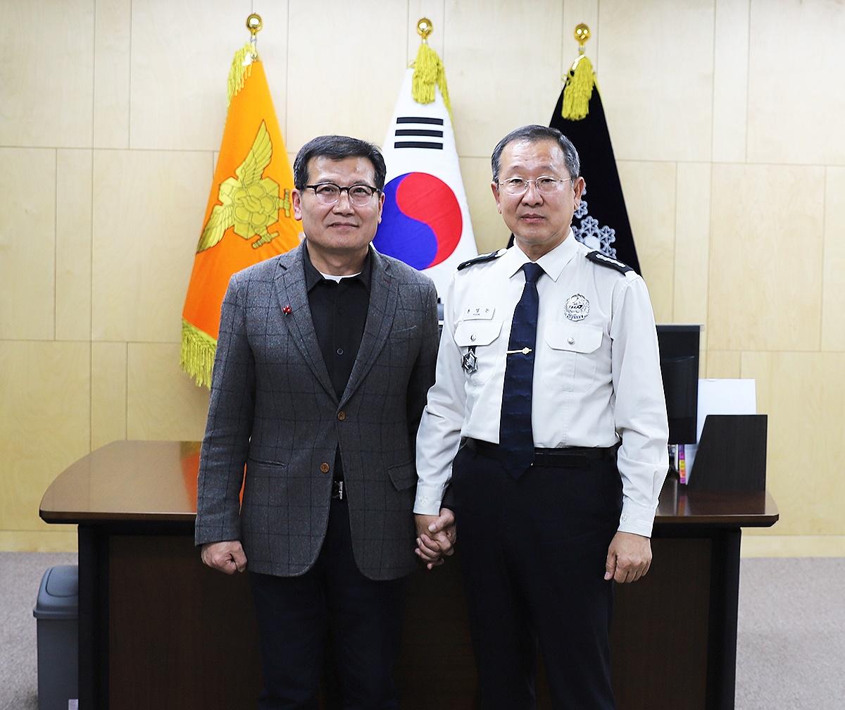경북 봉화군 광산 매몰사고 현장에서 극적으로 생환한 광부 박정하씨가 윤영돈 봉화소방서장에게 감사를 표한 뒤 기념사진을 찍고 있다(경북도 소방본부 제공)