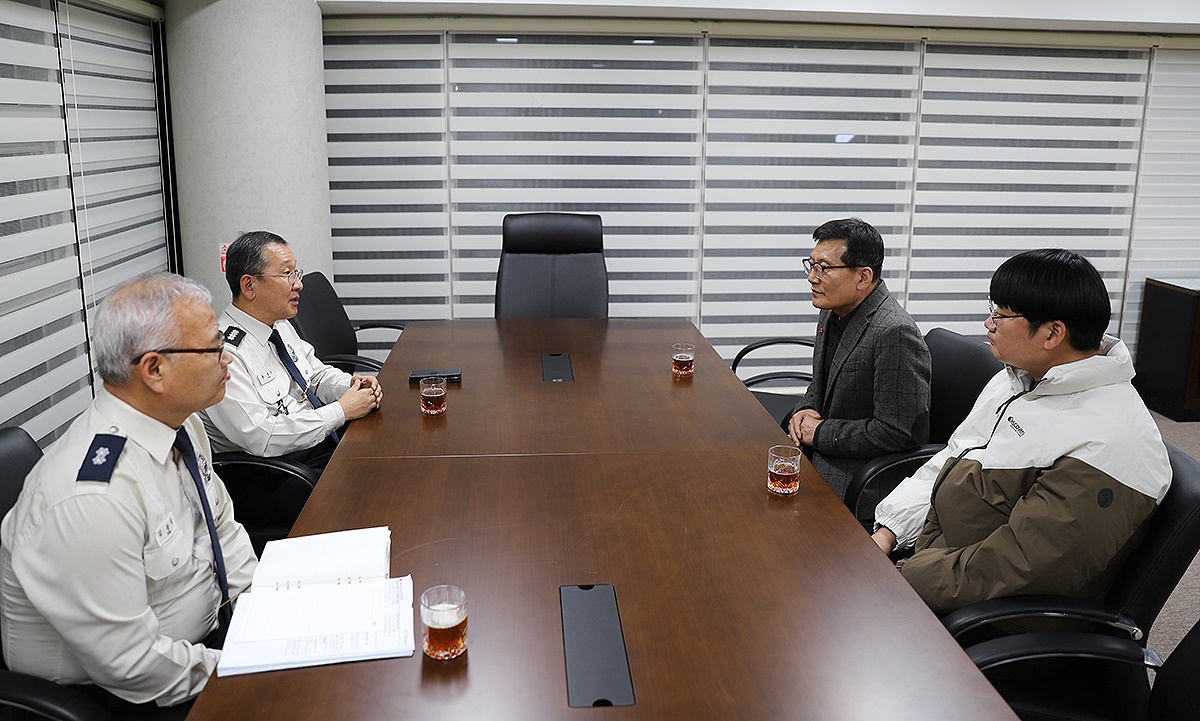 경북 봉화군 광산 매몰사고 현장에서 극적으로 생환한 광부 박정하씨가  아들과 함께  봉화소방서에서  감사 인사를 하고 있다(경북도 소방본부 제공)