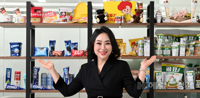 심현영 제스트코 대표가 13일 경기 성남시 분당구의 사무실에서 헤럴드경제와 인터뷰에 앞서 포즈를 취하고 있다. 심 대표는 갓 나온 아이스크림을 가장 먼저 먹고 싶어 공장까지 찾아가는 열정의 소유자다. 그는 직원들을 향한 애정을 드러냈다. “작은 회사지만 반짝반짝거리는 보석같은 직원과 무궁무진한 아이디어를 나눈다”며 “우리 회사의 중심은 직원들의 혀”라고 웃으며 말했다. 박해묵 기자