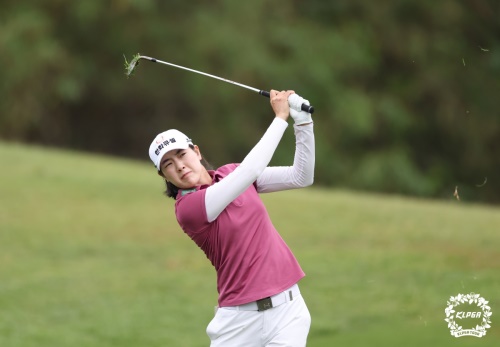 2번 홀에서 아이언 샷을 날리고 있는 이정민. [사진=KLPGA]