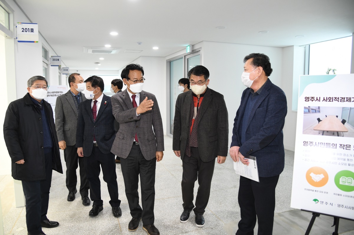 박남서 영주시장이 개소식을 마치고  센터 현장을 둘러보고 있다(영주시 제공)