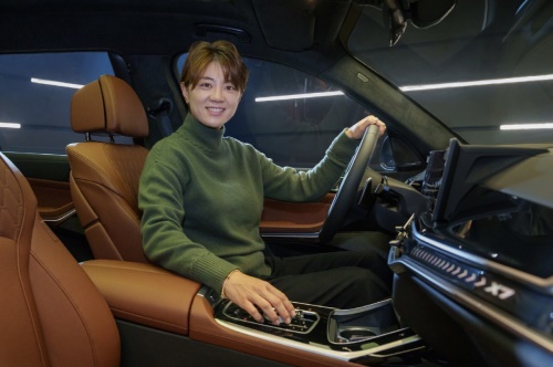 BMW 뉴 X7에 앉아 포즈를 취한 최나연. [사진=BMW코리아 제공]
