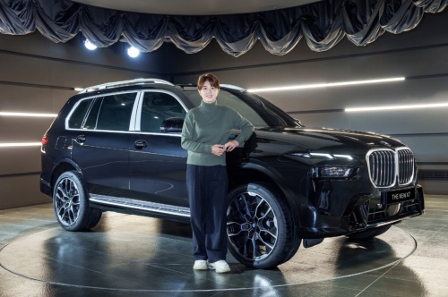 홀인원 부상인 BMW 뉴 X7 앞에서 포즈를 취한 최나연. [사진=BMW코리아 제공]