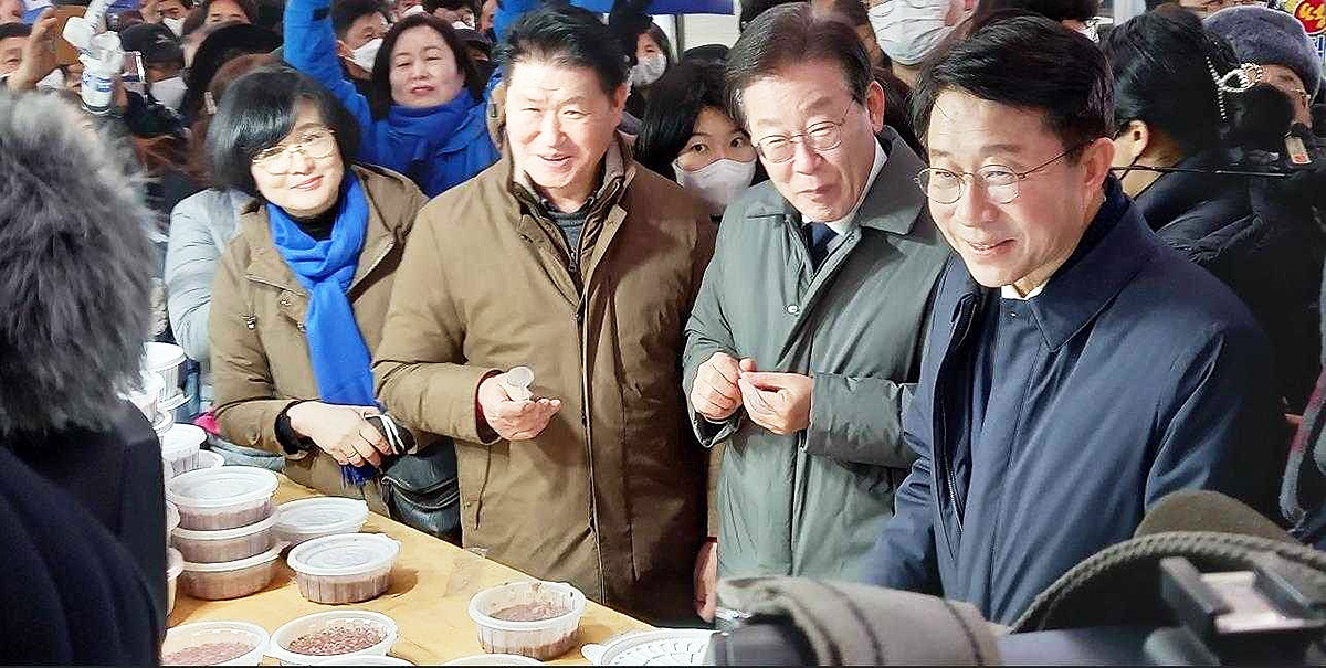 이재명 더불어민주당 대표가 22일 오전 경북 안동 중앙신시장을 방문해 팥죽을 맛보고 있다(민주당 경북도당제공)