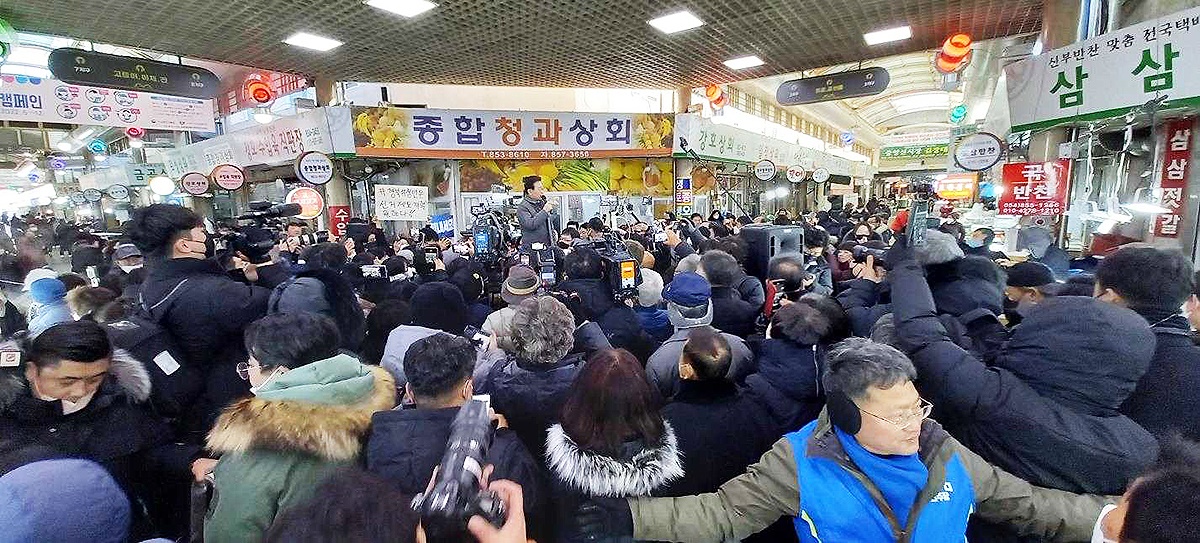 이재명 더불어민주당 대표가 22일 경북 안동시 중앙신시장을 방문한 자리에서 지지자와 시민들에게 인사말을 하고있다(민주당 경북도당제공)