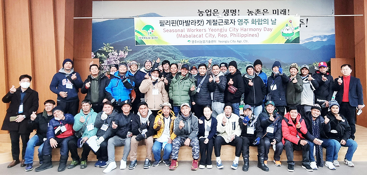 영주시가 지난 10월 입국한 37명의 필리핀 계절 근로자들의 환송행사를 열고 기념사진을 찍고 있다(영주시 제공)
