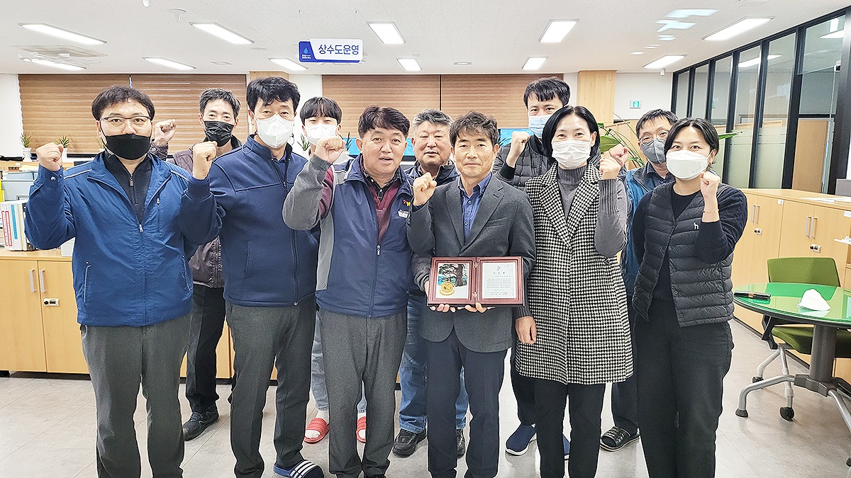 울진군 공무원 노조가 2022하반기 베스트 간부공무원에 김광욱 문화관광과장, 이상직 맑은물사업소장, 김동명 후포면장을 각각 선정했다(울진군 제공)