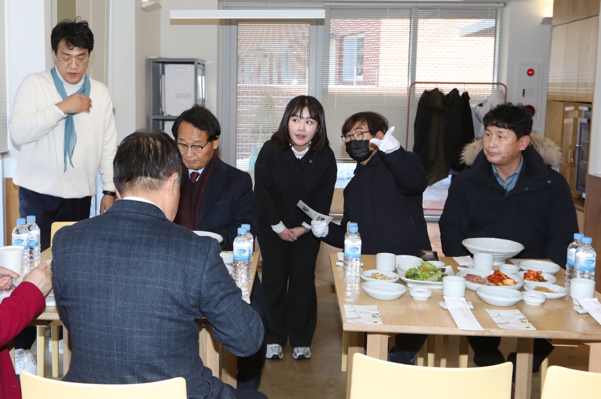 ’남선센터‘ 준공식에 참석한 박남서 영주시장이  A동 2층 식당을 찿아  영주만두를 시식하고 있다(영주시 제공)