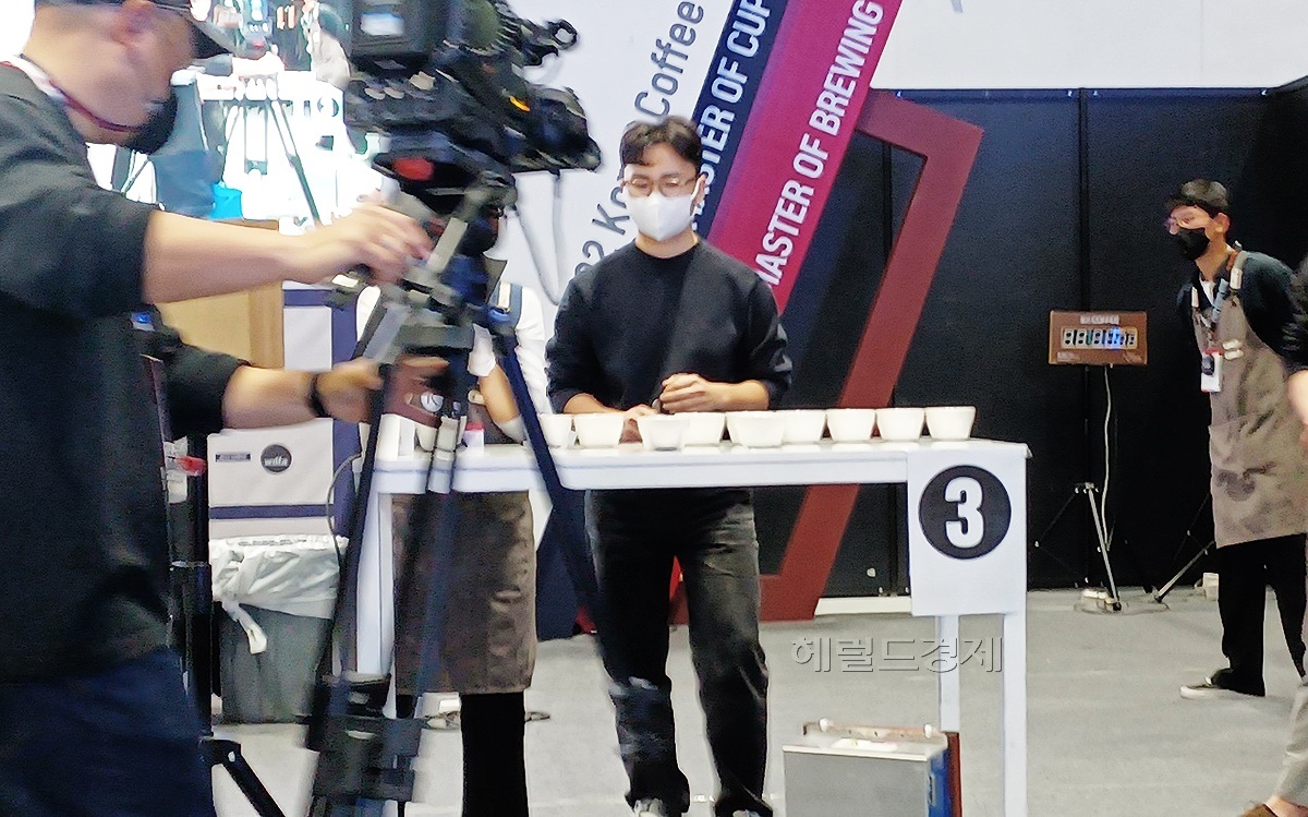 제12회 마스터 오브 커핑경연대회에서  최제민씨가 산지별 커피 향미를   조심스럽게 구분하고  있다(독자제공)
