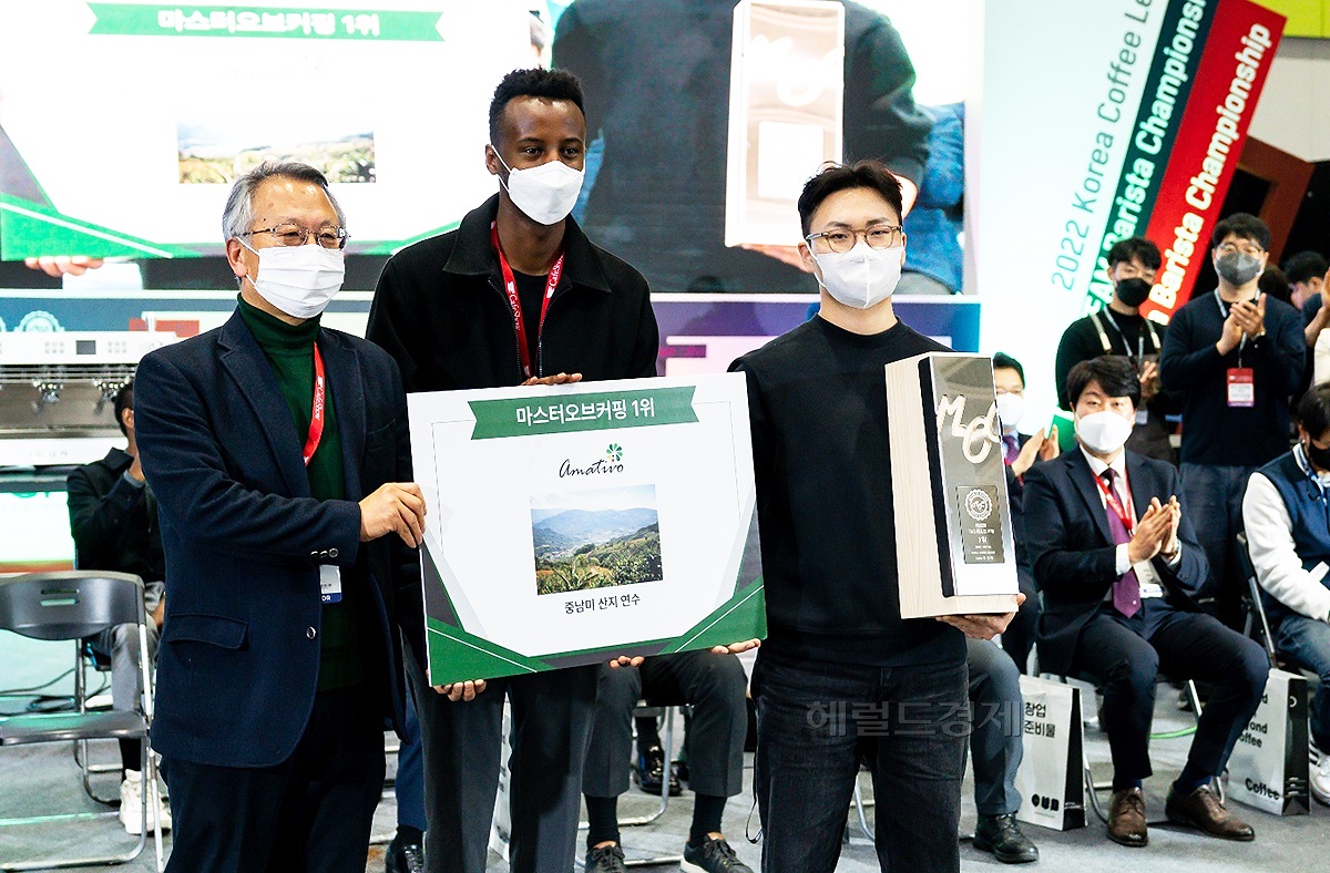 12회 마스터 오브 커핑경연대회서 우승차지한 최제민씨가 중남미 산지 연수기회를 얻고 있다(독자제공)