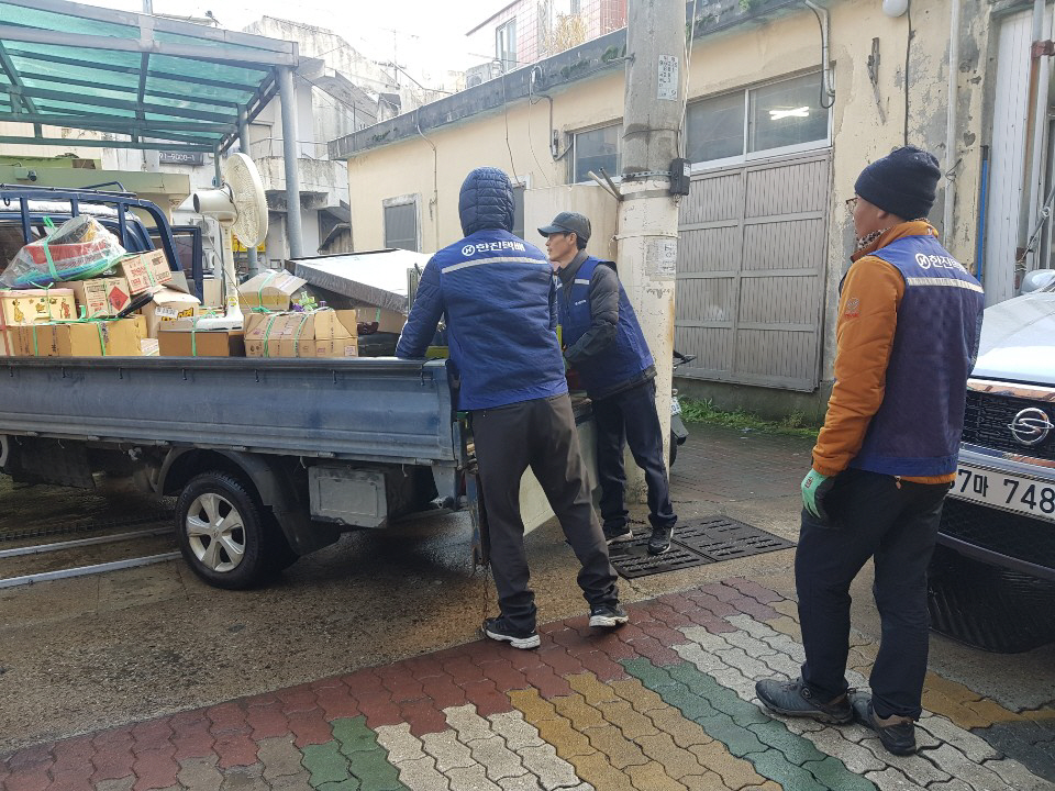 릉도 최초 사회적 기업인 (주)동해물류가 저 소득 독거노인 및 장애인가구 등 여섯 가구의 ‘이사 도우미’ 봉사로 연말연시 이웃사랑 실천으로 훈훈함을 전하고 있다.(헤럴드 DB)