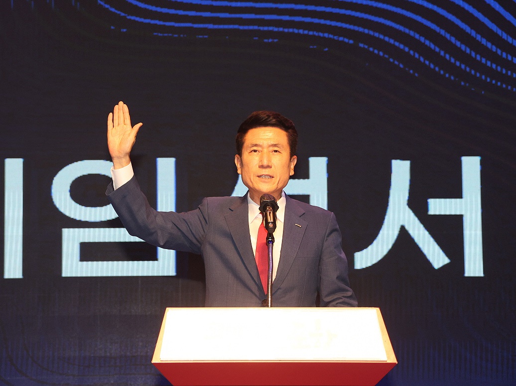 포항시 첫 민선시장 3선에  성공한 이강덕 시장이 취임선서를 하고 있다(포항시 제공)