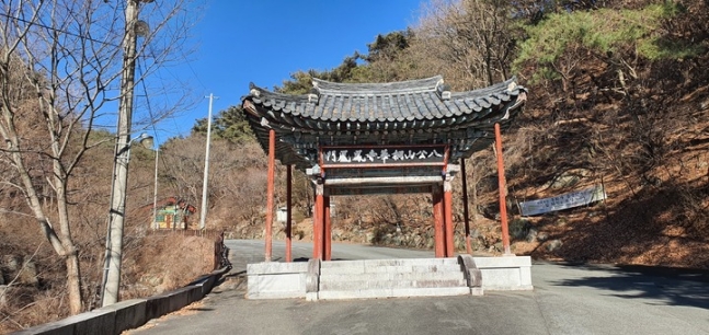대구 동화사 봉황문 (문화재청 제공)
