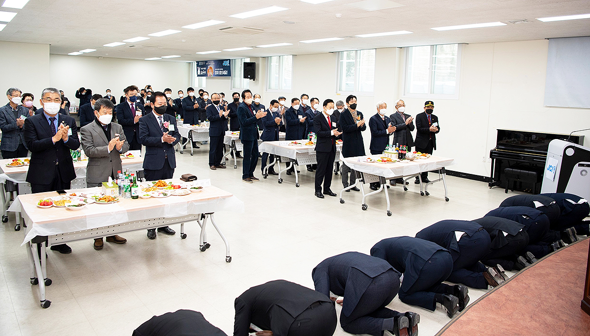 울릉청년회의소 김은용 회장과 회원들이 인년인사에 참석한 지역 어르신들에게 큰절을 올리고 있다(울릉군 제공)