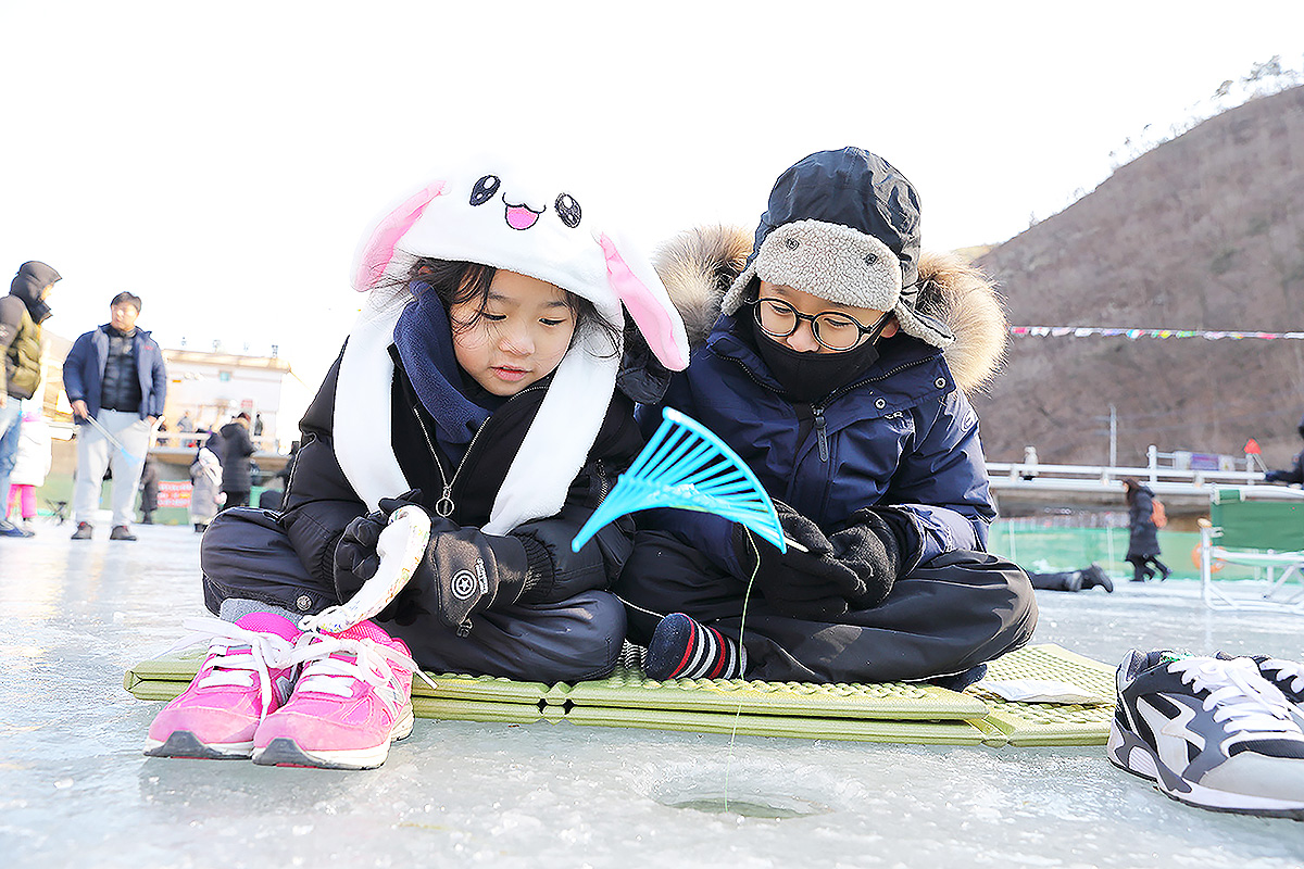 축제장을 찾은 한 남매가 빙어빙어낚시를 하고 있다(안동시 제공)