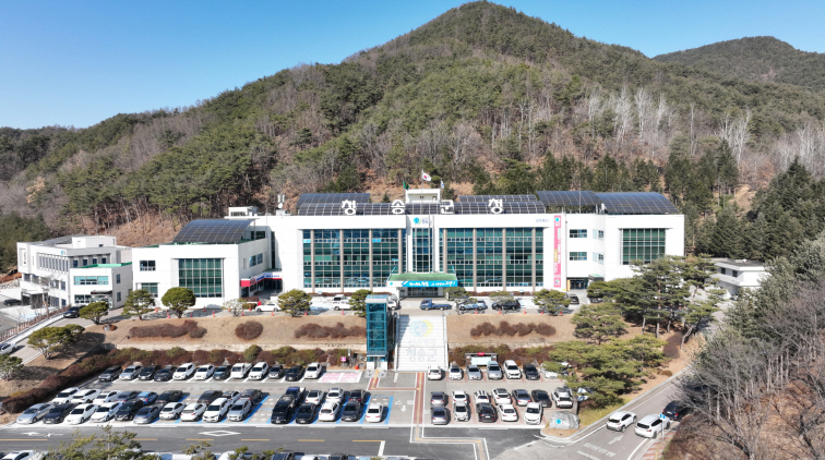 청송군청사 전경.[청송군 제공]