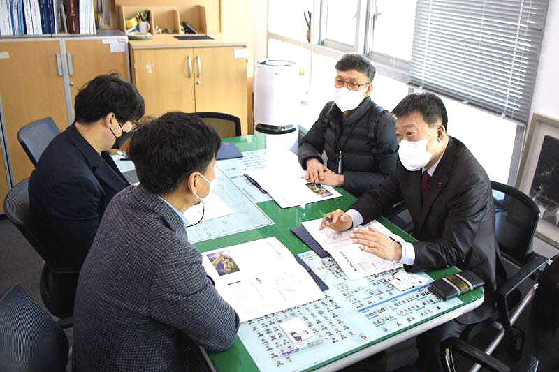 환경부를 방문한 남한권(오른쪽) 울릉군수가 하수처리시설에  필요한 정부예산 지원을 건의하고 있다(울릉군 제공)