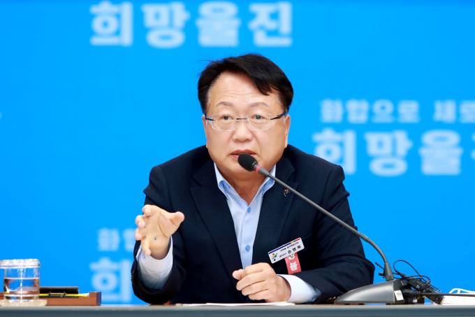 손병복 군수가 지역 현안에 대해 설명하고 있다. (울진군 제공)