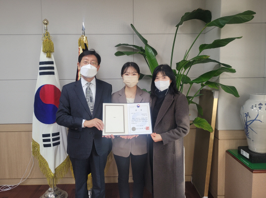 2022년 글로벌 역량강화 유공으로 부총리 겸 교육부장관상을 수상한 이송아 학생(중앙).[계명문화대 제공]