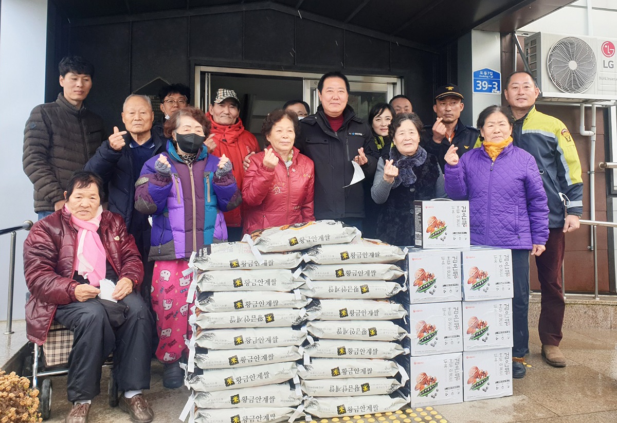 18일 남진복 경북도의원이 설 명절을 앞두고 울릉군 소방관계자들과 함께 노인복지시설을 찿아나서  위문품을 전달한후 소방점검을 진행했다(경북도의회 제공)