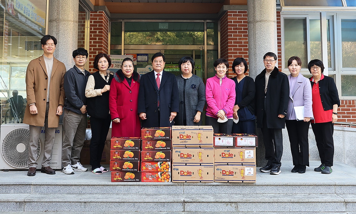 영주시의회 심재연 의장과 김화숙 부의장등 의원들이 설명절을 맞아 노인복지시설을 위문하고 있다(영주시 의회 제공)