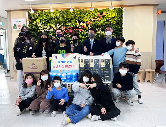 연규식(오른쪽두번째)경북도의원이 설명절을 앞두고 지역아동센터를 방문해 위문품을 전달한후 기념사진을 찍고 있다(경북도의회 제공)