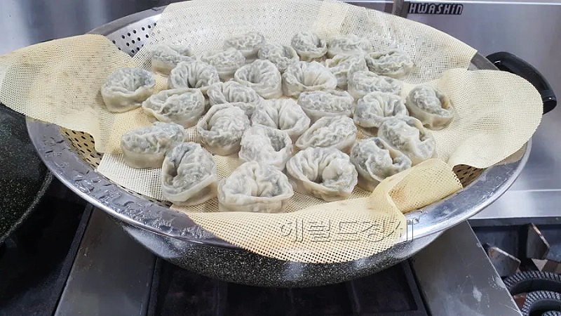 울릉도 산채 부지갱이 재료로  완성된 왕만두(울릉군 제공)