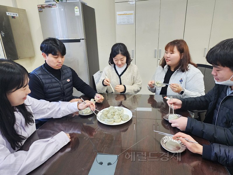 울릉도 산채 부지갱이로 만든 왕만두를 M새대 군청 직원이  시식평가를 하고 있다(울릉군 제공)