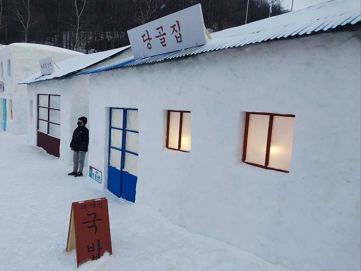 제30회 태백산 눈 축제장에  '이상한 동화 나라 태백마을'을 주제로 눈 조각 작품 23점이 관광객들의 발길을 사로 잡고 있다(사진=독자제공)
