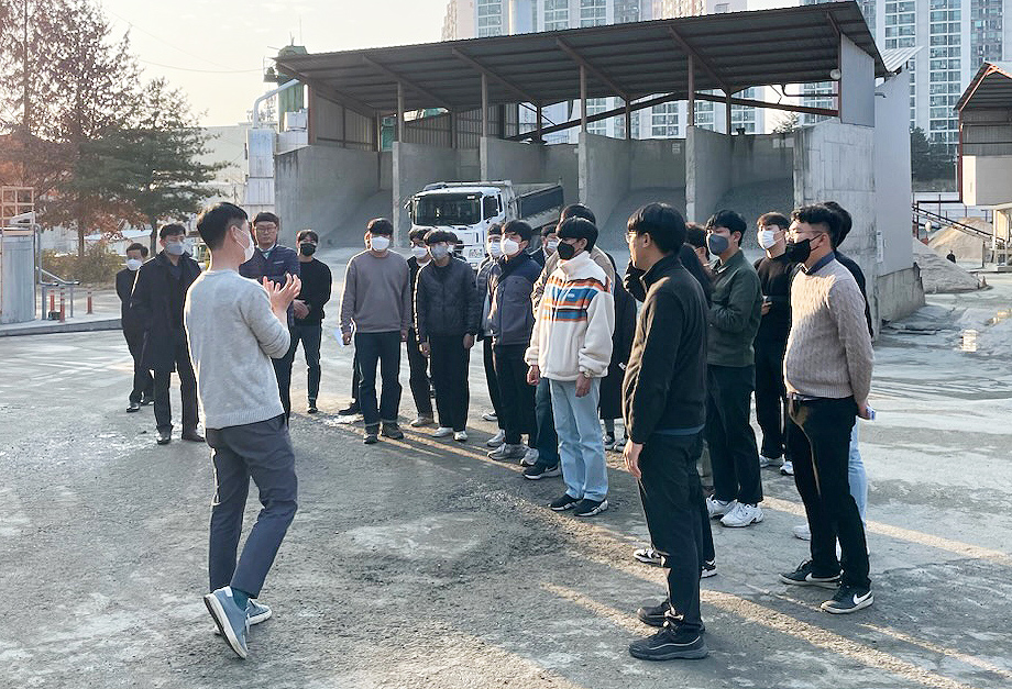 시설직공무원 역량강화 직무교육에 참여한 직원들이 관내 제조공장을 방문해 자재의 품질관리·생산과정, 제품 검수를 직접 체험하고 있다(영주시 제공)